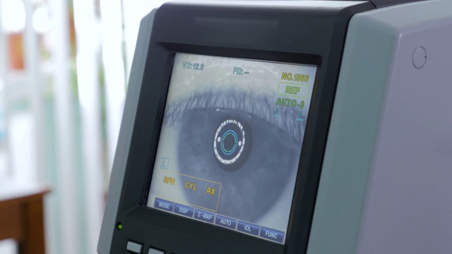 角膜测量仪-现代自动检查眼球的机器。视频下载