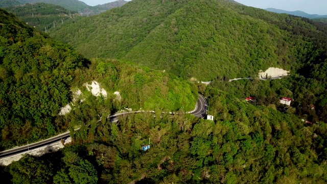 鸟瞰图的山路蜿蜒与汽车和卡车。视频素材
