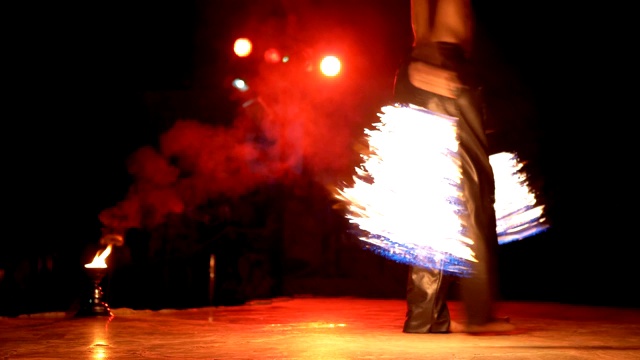舞台上的烟火表演。一名年轻人在晚间节目中与狂热的粉丝共舞视频下载