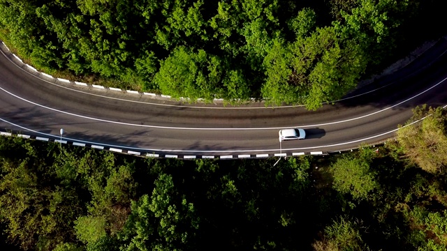 空中鸟瞰图与汽车和卡车的山路蜿蜒。视频素材