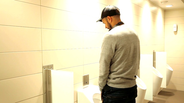 男人在公共厕所视频下载