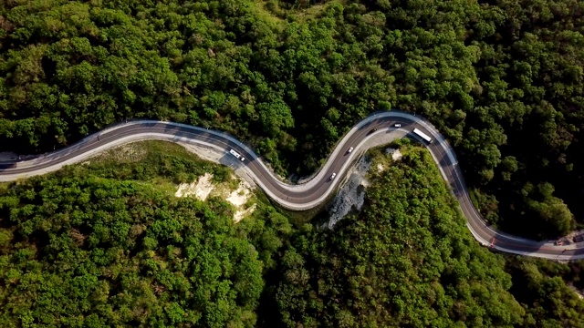 空中鸟瞰图与汽车和卡车的山路蜿蜒。视频素材