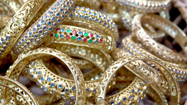 奢华的泰国古风黄金饰品与婚礼女子视频素材