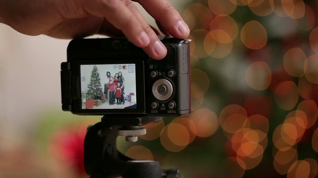 拍一张家庭圣诞照片，特写视频下载