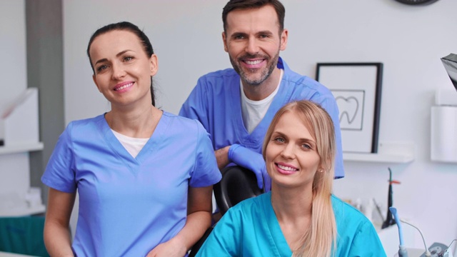 三个微笑牙医在牙医诊所的肖像视频素材