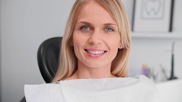 牙医办公室里微笑女人的肖像视频下载