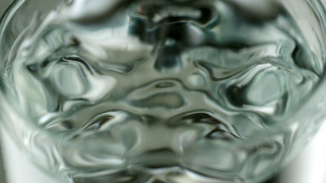 杯中晃动着冰凉的纯净水。超级慢动作视频素材