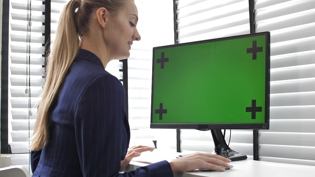 女商人用电脑与电脑显示器绿屏视频素材