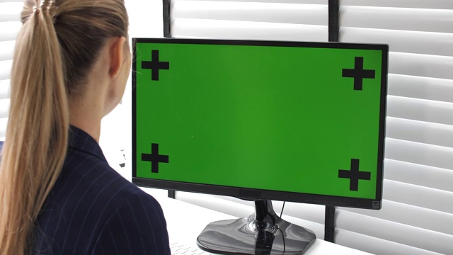 女商人用电脑与电脑显示器绿屏视频素材