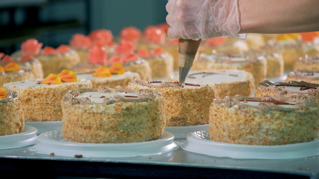 女人用烹饪包做蛋糕装饰，特写。视频素材