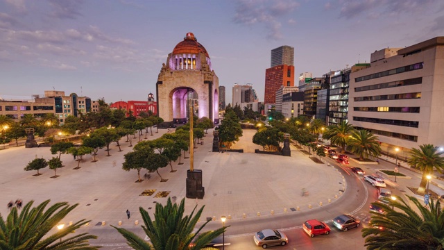 墨西哥城革命纪念碑周围交通的时间流逝视频下载