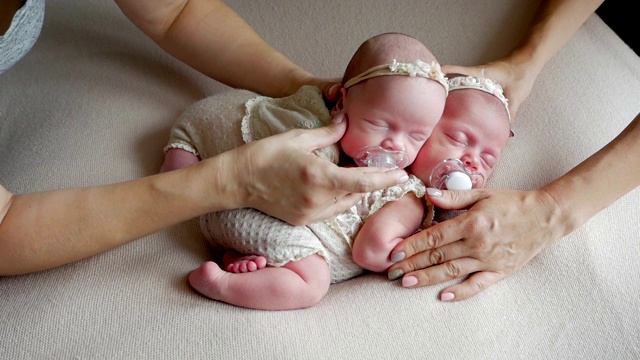 双胞胎婴儿穿着裙子睡在婴儿床里视频下载
