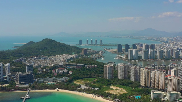 阳光明媚的三亚著名的大东海海滩湾岛航拍全景4k中国海南视频素材