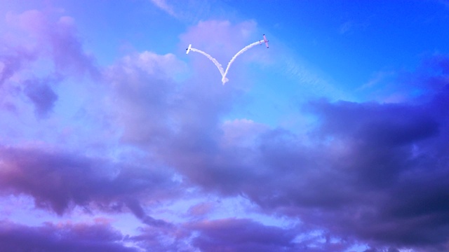 两架飞机在空中用烟画出一颗心视频素材