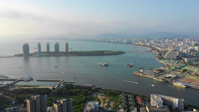 晚上时间三亚市港湾著名公园酒店度假酒店航拍4k中国海南视频素材