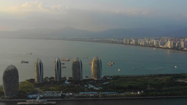 夜航飞越三亚市湾著名酒店度假岛航拍4k中国海南视频素材