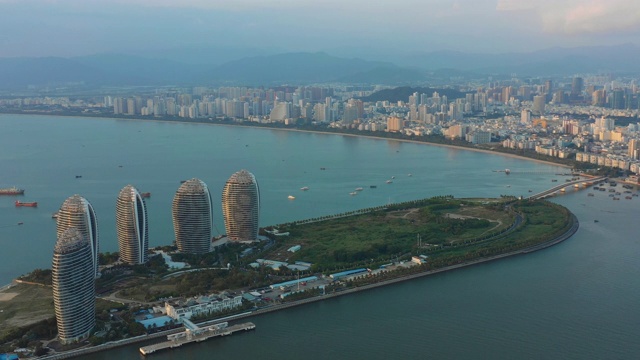 日落三亚市著名酒店度假岛湾航拍4k海南中国视频素材