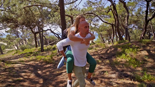 在森林里背着女朋友的男人视频下载