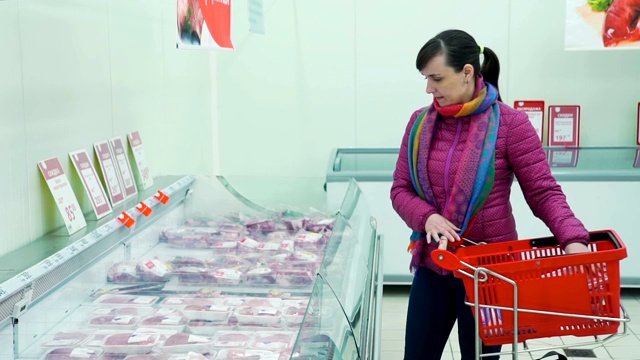 年轻女子在一家杂货店买肉视频素材