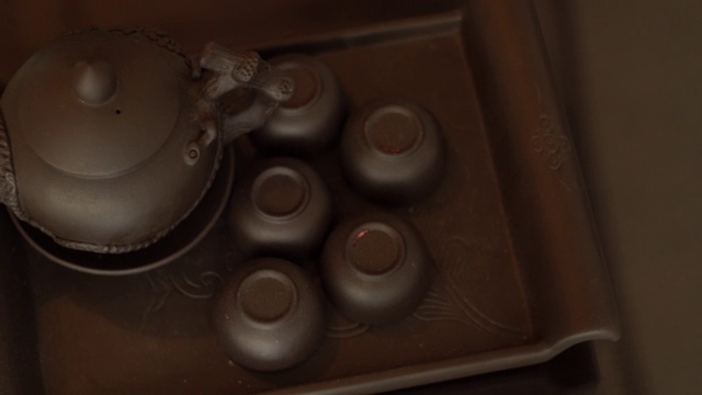 中国传统茶道上的茶杯和茶壶。茶具、茶壶和碗，用于日本仪式上泡茶视频素材