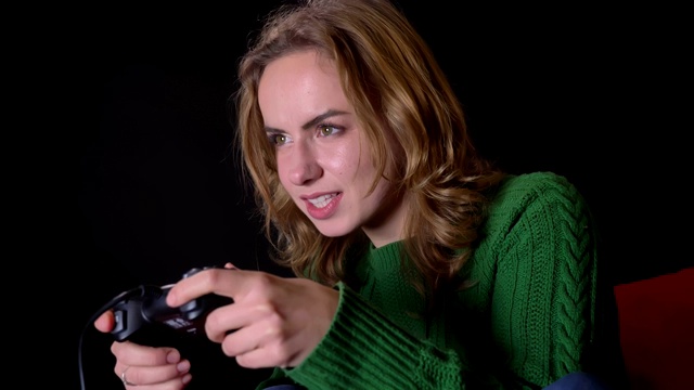 特写肖像成年白人女性玩视频游戏与享受室内视频下载