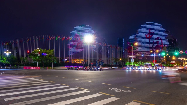夜间时间照亮三亚交通街道十字路口著名的酒店全景4k时间推移海南岛中国视频素材