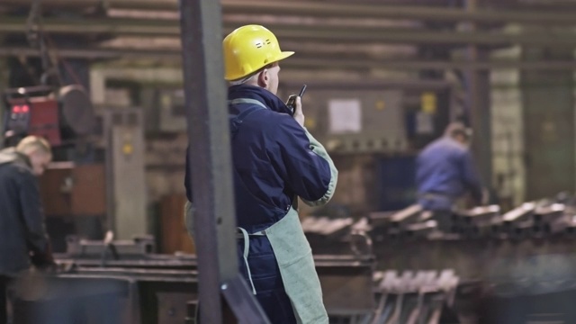 工厂里有对讲机的男工人视频素材
