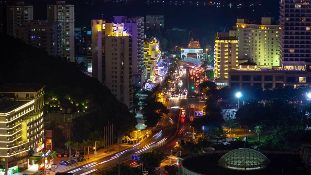 夜晚时间照亮三亚大东海度假岛交通街道屋顶全景4k海南中国视频素材