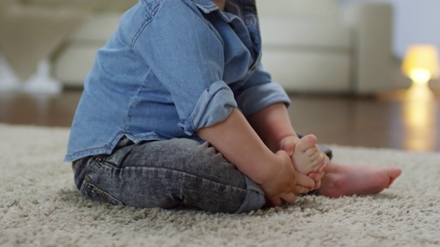 婴儿抓住他的脚和举起视频素材