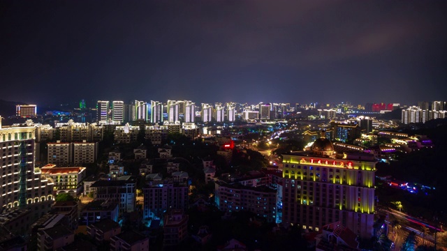 夜晚照亮三亚城市景观大东海酒店屋顶全景4k时间推移海南岛中国视频素材