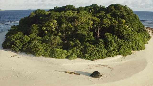 鸟瞰图帐篷和皮艇在一个无人居住的岛屿视频下载