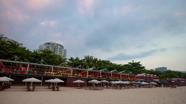 日落三亚著名的大东海拥挤的海滩全景4k时间推移海南岛中国视频素材