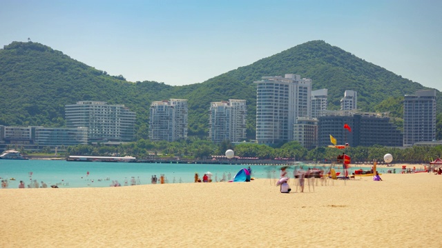 三亚晴朗的一天著名的大东海海滩全景4k时间推移海南岛中国视频素材