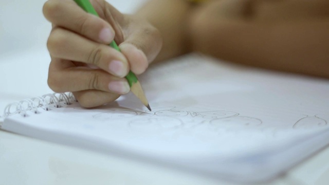 孩子用铅笔写字。视频素材