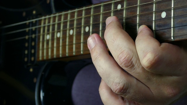在黑色电吉他上演奏主吉他独奏视频下载