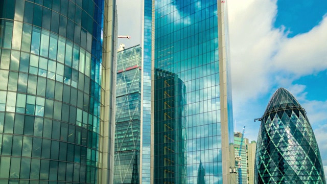 英国伦敦摩天大楼上空云的时间流逝小黄瓜大厦，威利斯大厦，莱登霍尔大厦和手术刀大厦。视频下载