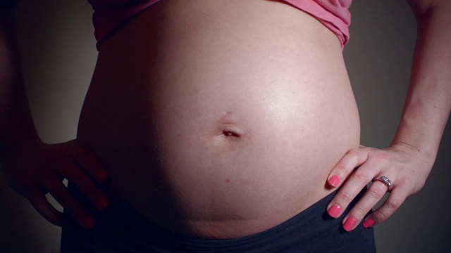 近距离视频的母亲怀孕的肚子转向镜头视频素材