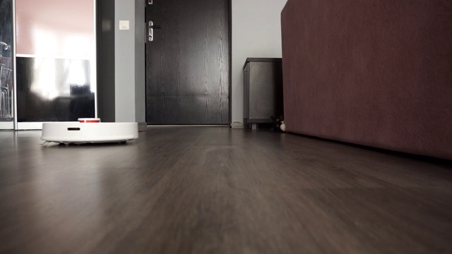 走廊里的现代机器人真空吸尘器视频素材