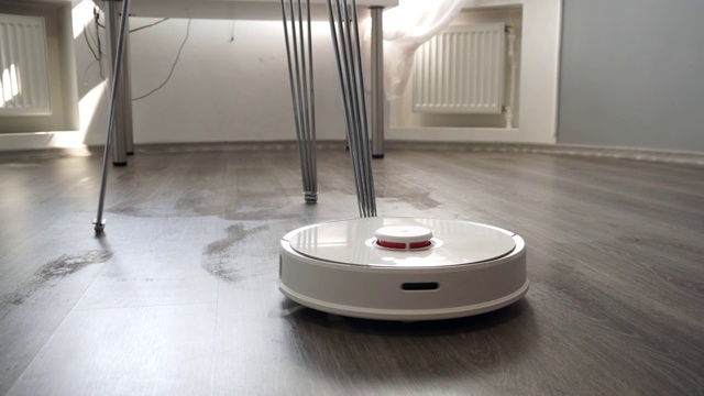 机器人真空吸尘器清洗公寓的地板视频素材