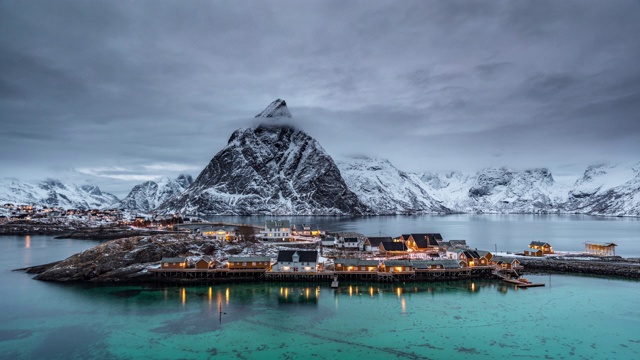 时光流逝:传统的挪威村庄-罗浮敦群岛视频素材
