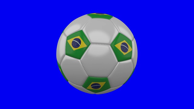 足球与巴西国旗在蓝色色键背景，环视频下载