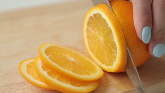 切柠檬和橙子。准备夏季水果鸡尾酒。视频下载