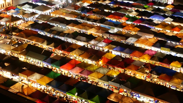夜市上灯火通明的帐篷。曼谷旅游街上的Ratchada Rot Fai火车夜市的顶视图，色彩明亮的帐篷。受欢迎的景点，街头小吃和购物视频下载