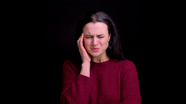 特写成年白人女性得到头痛和偏头痛在镜头前视频下载