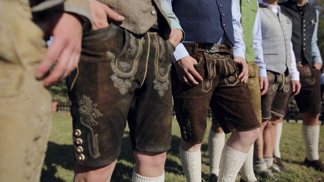 穿着传统的巴伐利亚男人在户外站成一排视频下载