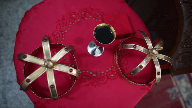 东正教教堂里的婚礼花冠和美酒视频素材