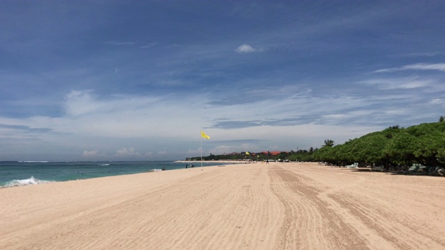 印度尼西亚巴厘岛努沙杜瓦海滩黄旗视频下载