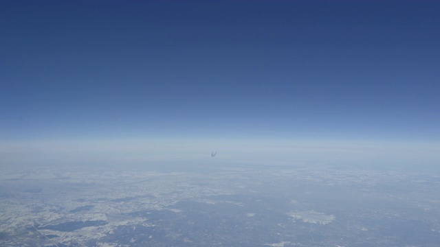 波音777飞过1000英尺下面视频素材