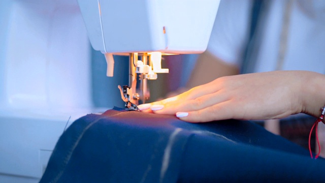 用缝纫机工作的手视频素材