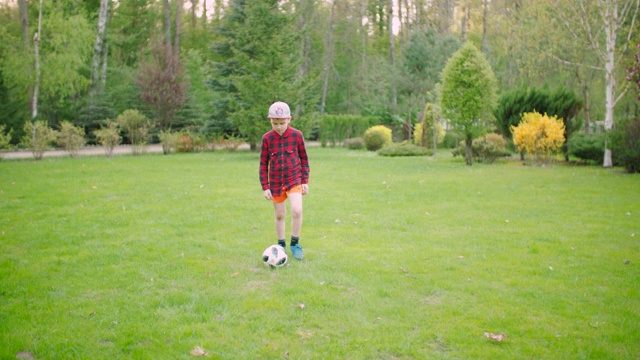 慢动作:孩子和足球把戏视频下载